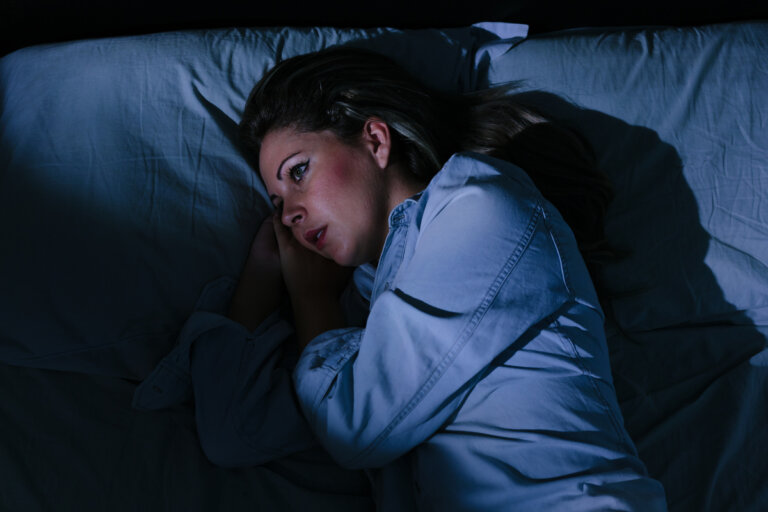 Persona con dificultad para dormir por ansiedad