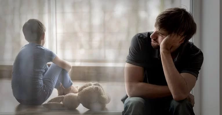 Niño interior y adulto cargando heridas de infancia