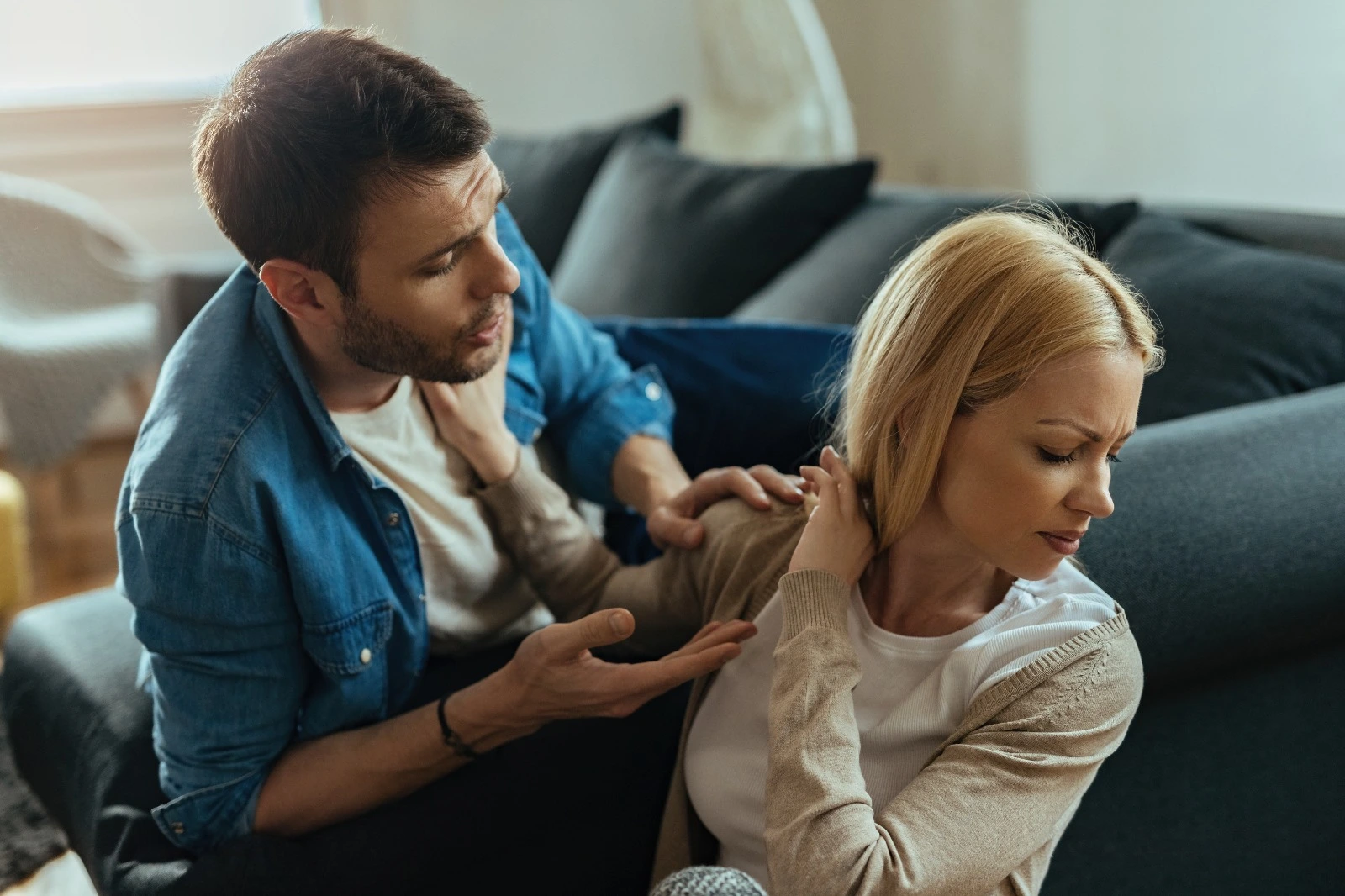 Persona reflexionando sobre sus relaciones, buscando autonomía emocional